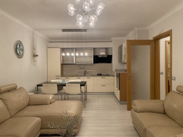 Tirane, jepet me qera apartament 1+1+Ballkon Kati 10, 650 €