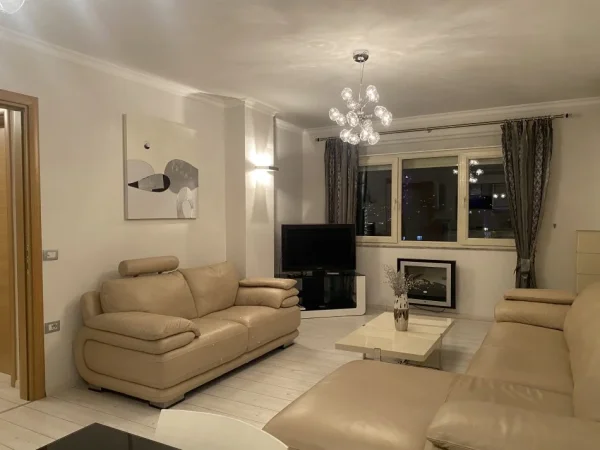 Tirane, jepet me qera apartament 1+1+Ballkon Kati 10, 650 €
