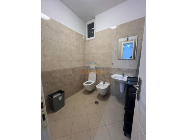 Tirane, jepet me qera apartament 2+1+Ballkon Kati 2, 111 m² 650 € , Kompleksi Mateo, (Kopshti Zoologjik)