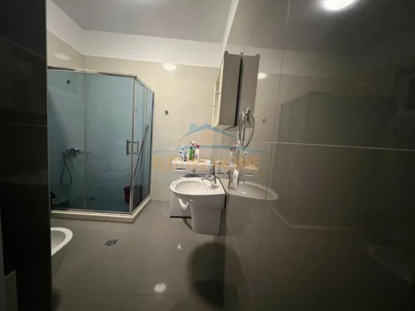 Tirane, jepet me qera apartament 2+1+Ballkon Kati 2, 111 m² 650 € , Kompleksi Mateo, (Kopshti Zoologjik)