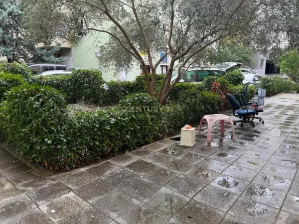 Tirane, jepet me qera ambjent biznesi Kati 0, 90 m² 1.000 € (Kopshti Botanik)