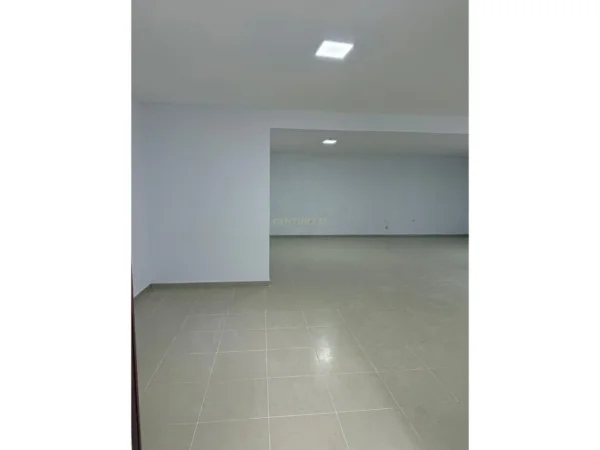Tirane, jepet me qera ambjent biznesi Kati 0, 90 m² 1.000 € (Kopshti Botanik)