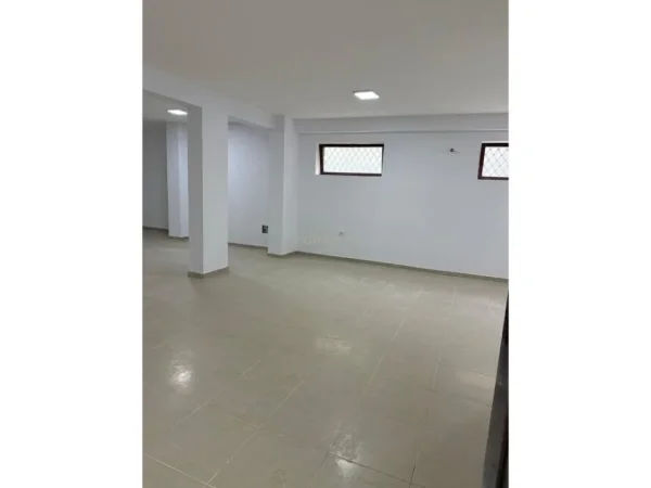 Tirane, jepet me qera ambjent biznesi Kati 0, 90 m² 1.000 € (Kopshti Botanik)