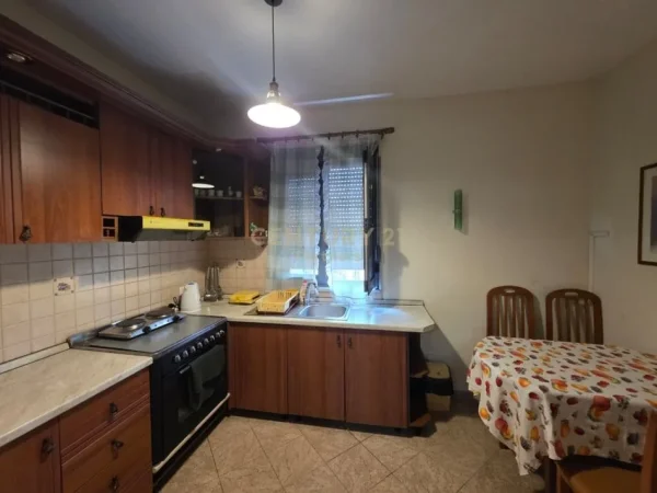 Tirane, jepet me qera apartament 2+1 Kati 4, 81 m² 700 € (Qender)