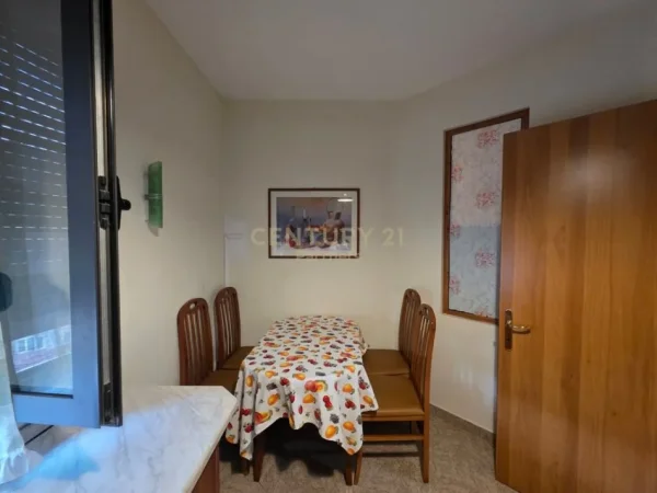 Tirane, jepet me qera apartament 2+1 Kati 4, 81 m² 700 € (Qender)