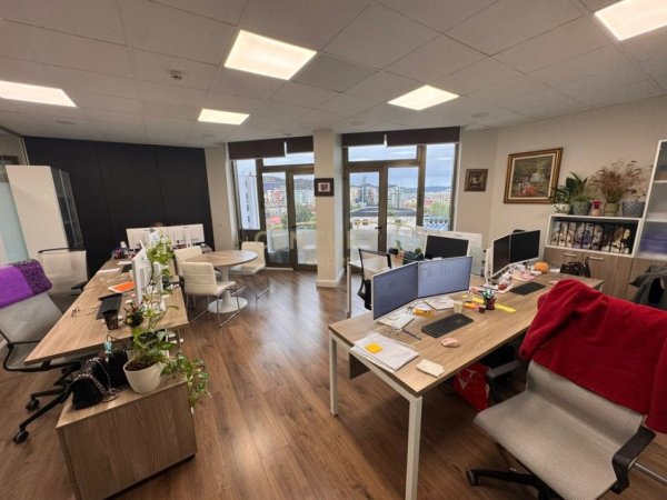 Tirane, jepet me qera ambjent biznesi Kati 7, 100 m² 1.810 € (Sheshi Wilson)