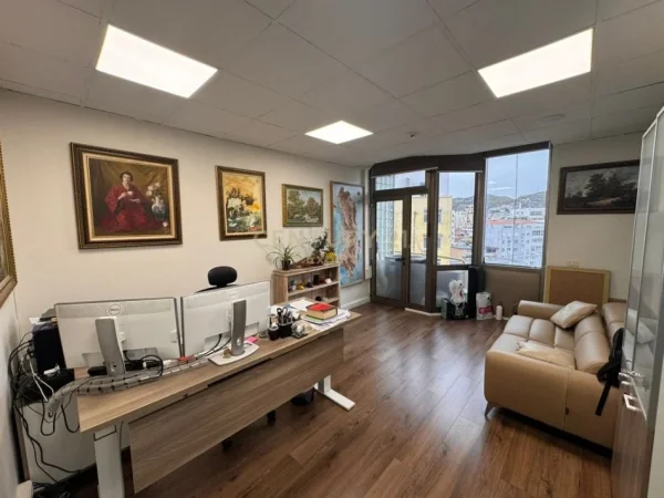 Tirane, jepet me qera ambjent biznesi Kati 7, 100 m² 1.810 € (Sheshi Wilson)