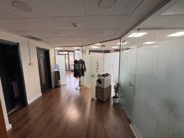 Tirane, jepet me qera ambjent biznesi Kati 7, 100 m² 1.810 € (Sheshi Wilson)