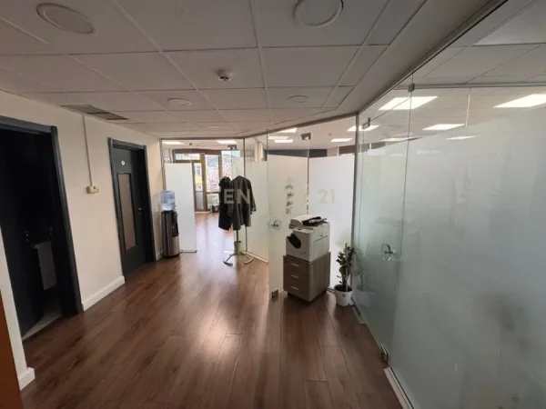 Tirane, jepet me qera ambjent biznesi Kati 7, 100 m² 1.810 € (Sheshi Wilson)