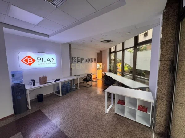 Tirane, jepet me qera zyre Kati 0, 225 m² 4.510 € (Sheshi Wilson)