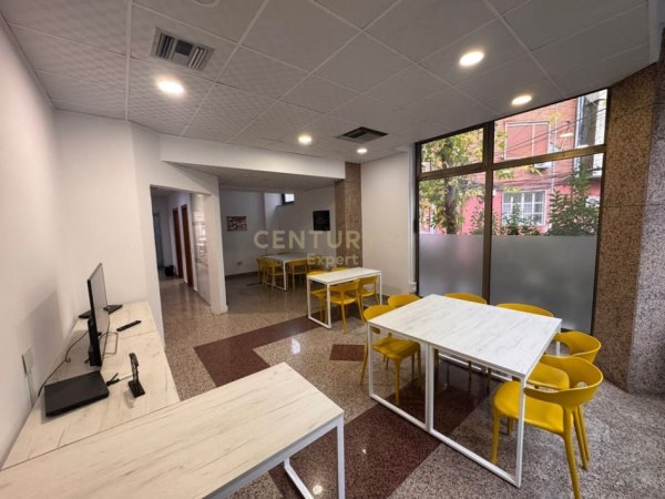 Tirane, jepet me qera zyre Kati 0, 225 m² 4.510 € (Sheshi Wilson)