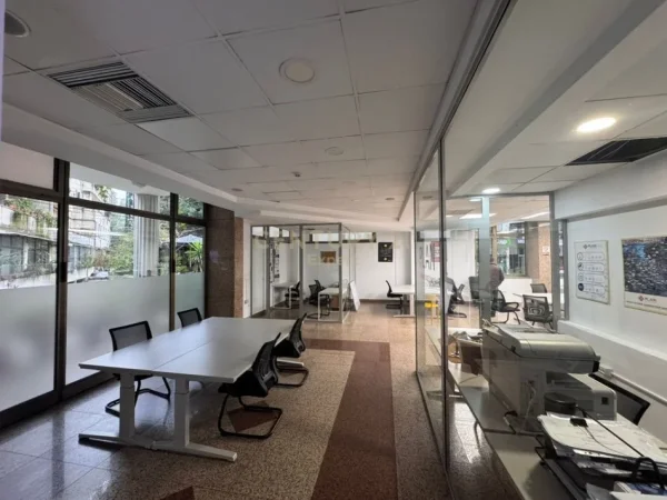 Tirane, jepet me qera zyre Kati 0, 225 m² 4.510 € (Sheshi Wilson)