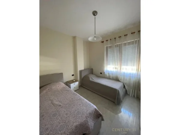 Tirane, jap me qera ambjent biznesi Kati 5, 127 m² 1.000 € (Garda)