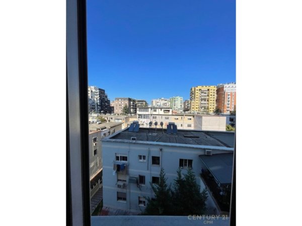 Tirane, jap me qera ambjent biznesi Kati 5, 127 m² 1.000 € (Garda)