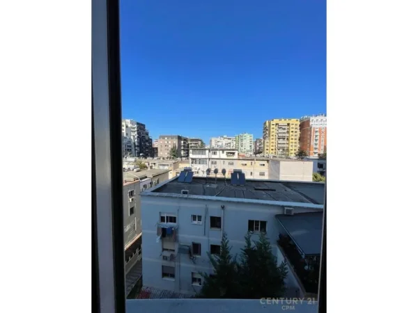 Tirane, jap me qera ambjent biznesi Kati 5, 127 m² 1.000 € (Garda)