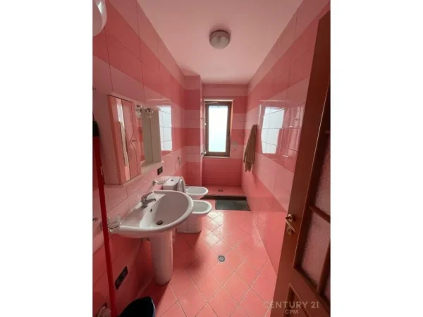 Tirane, jap me qera ambjent biznesi Kati 5, 127 m² 1.000 € (Garda)
