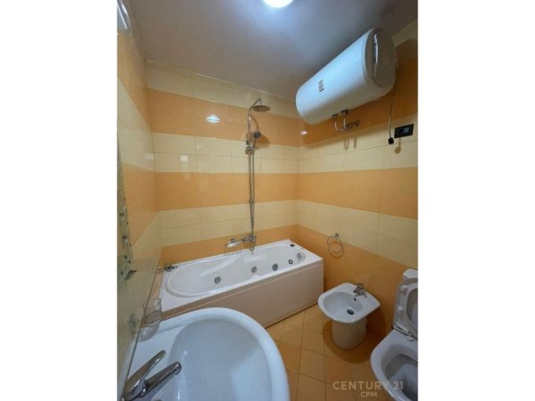 Tirane, jap me qera ambjent biznesi Kati 5, 127 m² 1.000 € (Garda)