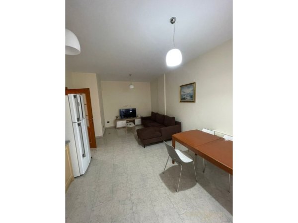Tirane, jap me qera ambjent biznesi Kati 5, 127 m² 1.000 € (Garda)