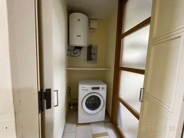 Tirane, jepet me qera apartament 3+1 Kati 3, 153 m² 1.300 € (Sheshi Skenderbej)