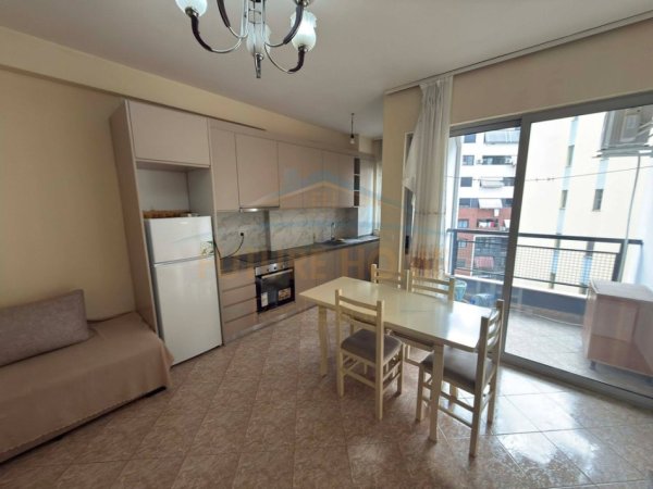Tirane, jepet me qera apartament 2+1 Kati 4, 95 m² 550 € 