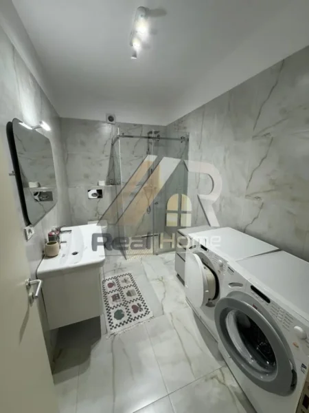 Tirane, jepet me qera apartament 2+1 , 110 m² 750 € (Ali Demi)