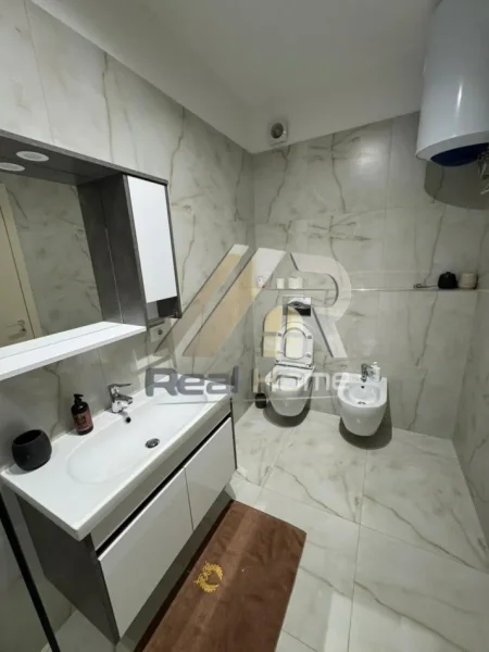 Tirane, jepet me qera apartament 2+1 , 110 m² 750 € (Ali Demi)