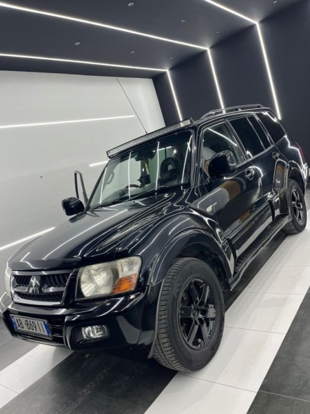 Durres, shitet SUV Mitsubishi Pajero Krah anglez Nafte, e zeze automatik Kondicioner 250.000 km 7.300 €
