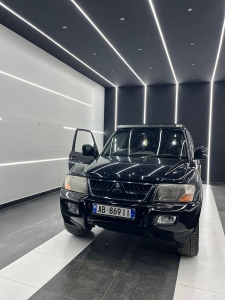 Durres, shitet SUV Mitsubishi Pajero Krah anglez Nafte, e zeze automatik Kondicioner 250.000 km 7.300 €