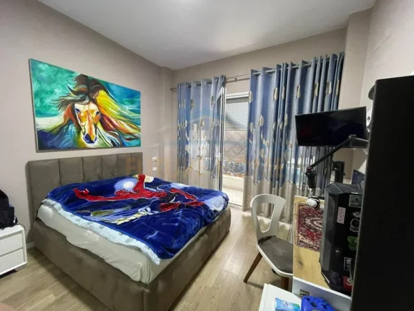 Tirane, shitet apartament 2+1+Ballkon Kati 1, 103 m² 230.000 € (LIQENI ARTIFICIAL)