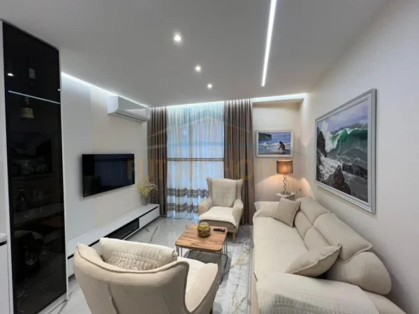 Tirane, jepet me qera apartament 2+1+2+Ballkon Kati 7, 104 m² 1.200 € (Mine Peza, Golden Tower Residence)