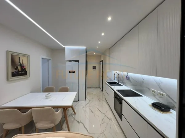 Tirane, jepet me qera apartament 2+1+2+Ballkon Kati 7, 104 m² 1.200 € (Mine Peza, Golden Tower Residence)