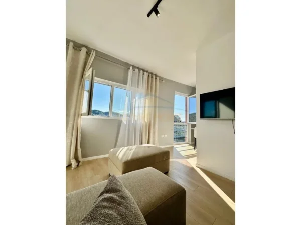 Tirane, jepet me qera apartament 1+1 Kati 9, 70 m² 1.000 € (Rruga e Kosovareve)