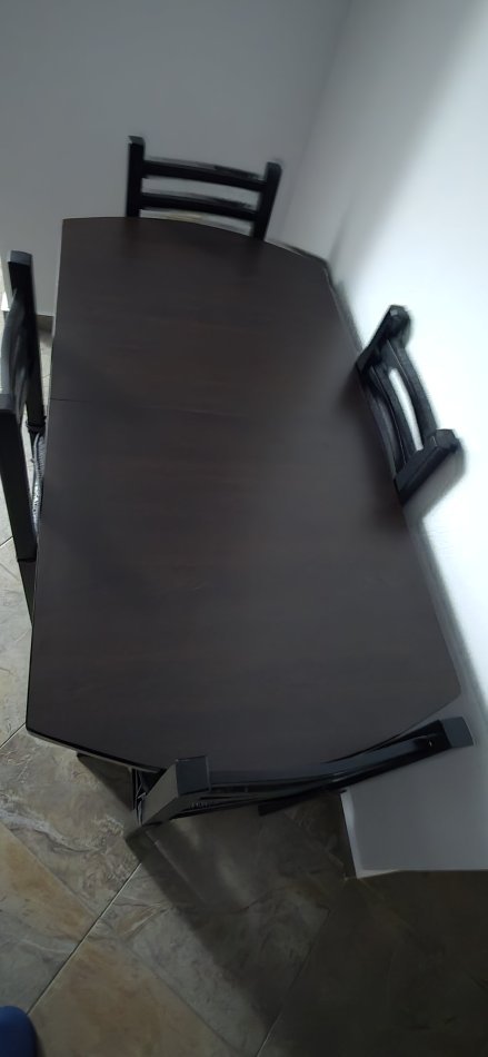 Tirane, shes tavoline me 4 karrige