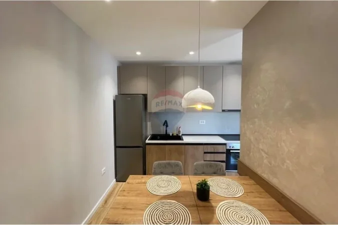 Tirane, jepet me qera apartament 1+1 Kati 7, 65 m² 700 € (Rruga Sali Butka)