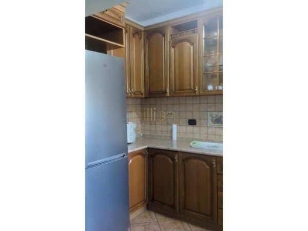 Tirane, jepet me qera 1+1 , 62 m² 500 € (Laprake)