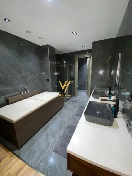 Tirane, jepet me qera apartament 3+1+Ballkon Kati 6, 250 m² 2.500 € (KOMUNA E PARISIT)