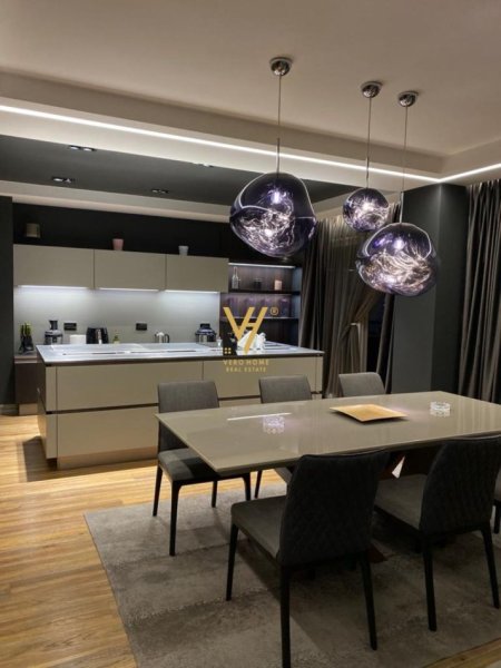 Tirane, jepet me qera apartament 3+1+Ballkon Kati 6, 250 m² 2.500 € (KOMUNA E PARISIT)