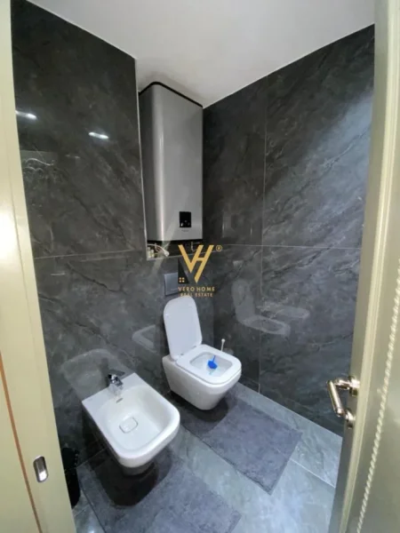 Tirane, jepet me qera apartament 3+1+Ballkon Kati 6, 250 m² 2.500 € (KOMUNA E PARISIT)