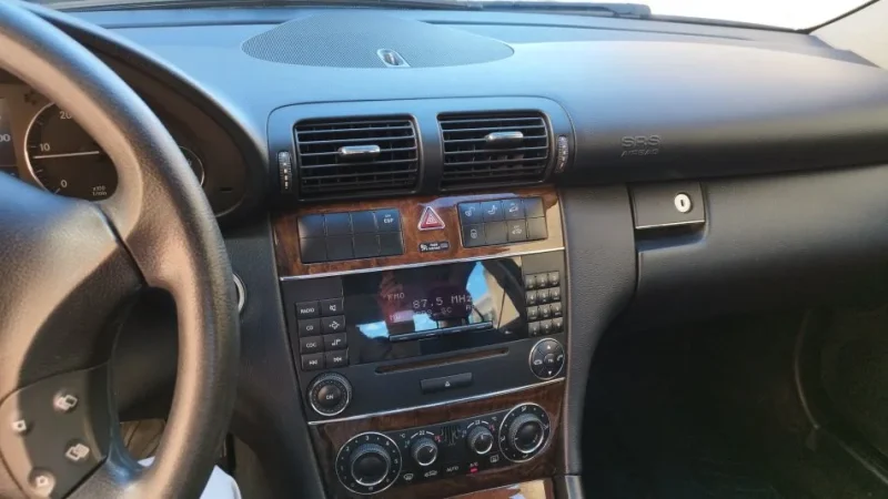 Durres, shes makine Mercedes C klass 220 Avangard,naftë 2005 Nafte, gri metalizato manuale Klima 145.000 km 5.000 €