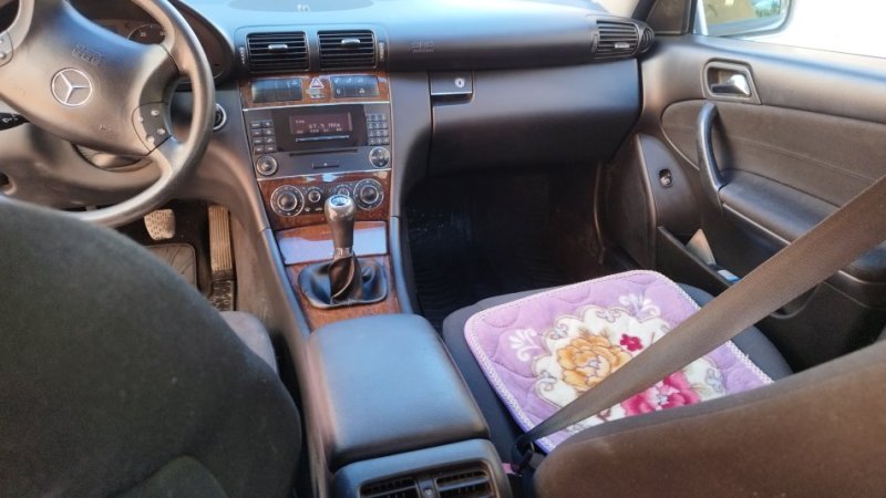 Durres, shes makine Mercedes C klass 220 Avangard,naftë 2005 Nafte, gri metalizato manuale Klima 145.000 km 5.000 €