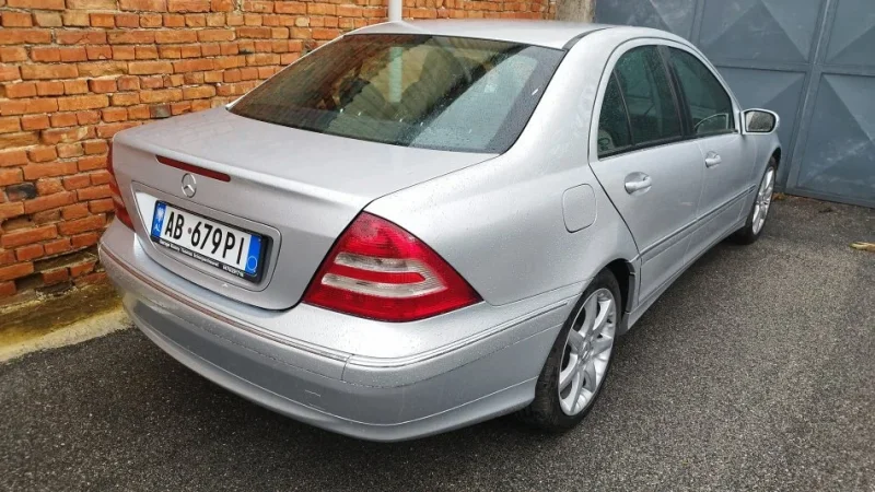 Durres, shes makine Mercedes C klass 220 Avangard,naftë 2005 Nafte, gri metalizato manuale Klima 145.000 km 5.000 €