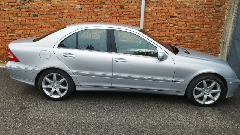 Durres, shes makine Mercedes C klass 220 Avangard,naftë 2005 Nafte, gri metalizato manuale Klima 145.000 km 5.000 €