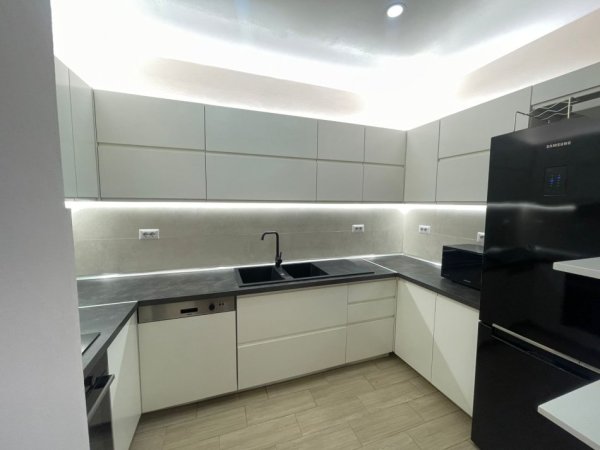 Tirane, jepet me qera apartament 2+1 , 100 m² 1.000 € 