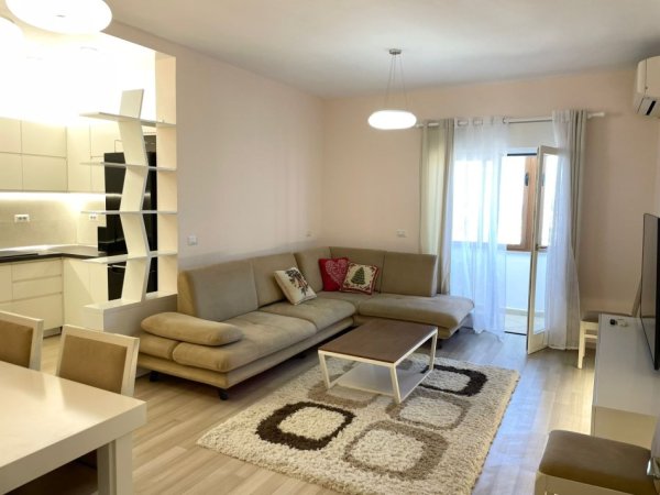 Tirane, jepet me qera apartament 2+1 , 100 m² 1.000 € 