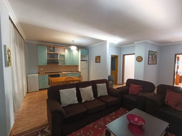 Tirane, jap me qera apartament 2+1+Ballkon Kati 4, 120 m² 750 € (Rruga e Kavajes, afer Kishes Katolike)