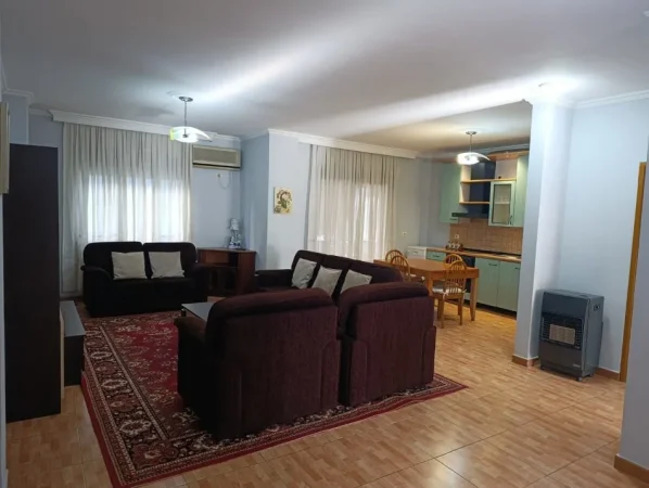Tirane, jap me qera apartament 2+1+Ballkon Kati 4, 120 m² 750 € (Rruga e Kavajes, afer Kishes Katolike)