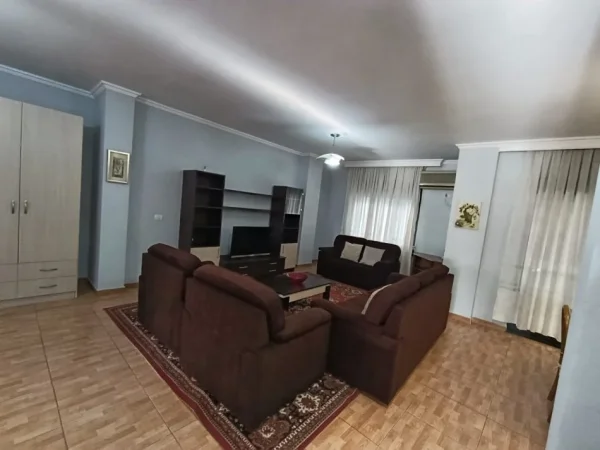 Tirane, jap me qera apartament 2+1+Ballkon Kati 4, 120 m² 750 € (Rruga e Kavajes, afer Kishes Katolike)