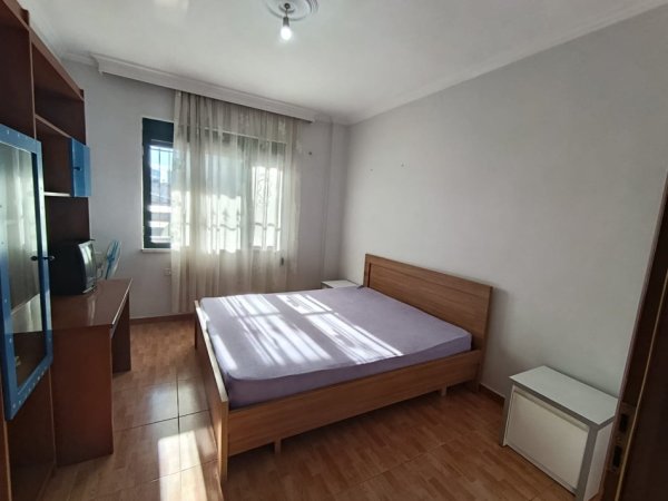 Tirane, jap me qera apartament 2+1+Ballkon Kati 4, 120 m² 750 € (Rruga e Kavajes, afer Kishes Katolike)