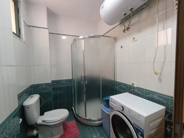 Tirane, jap me qera apartament 2+1+Ballkon Kati 4, 120 m² 750 € (Rruga e Kavajes, afer Kishes Katolike)