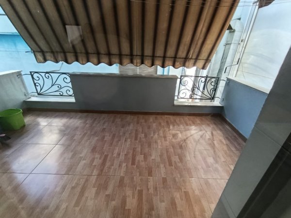 Tirane, jap me qera apartament 2+1+Ballkon Kati 4, 120 m² 750 € (Rruga e Kavajes, afer Kishes Katolike)